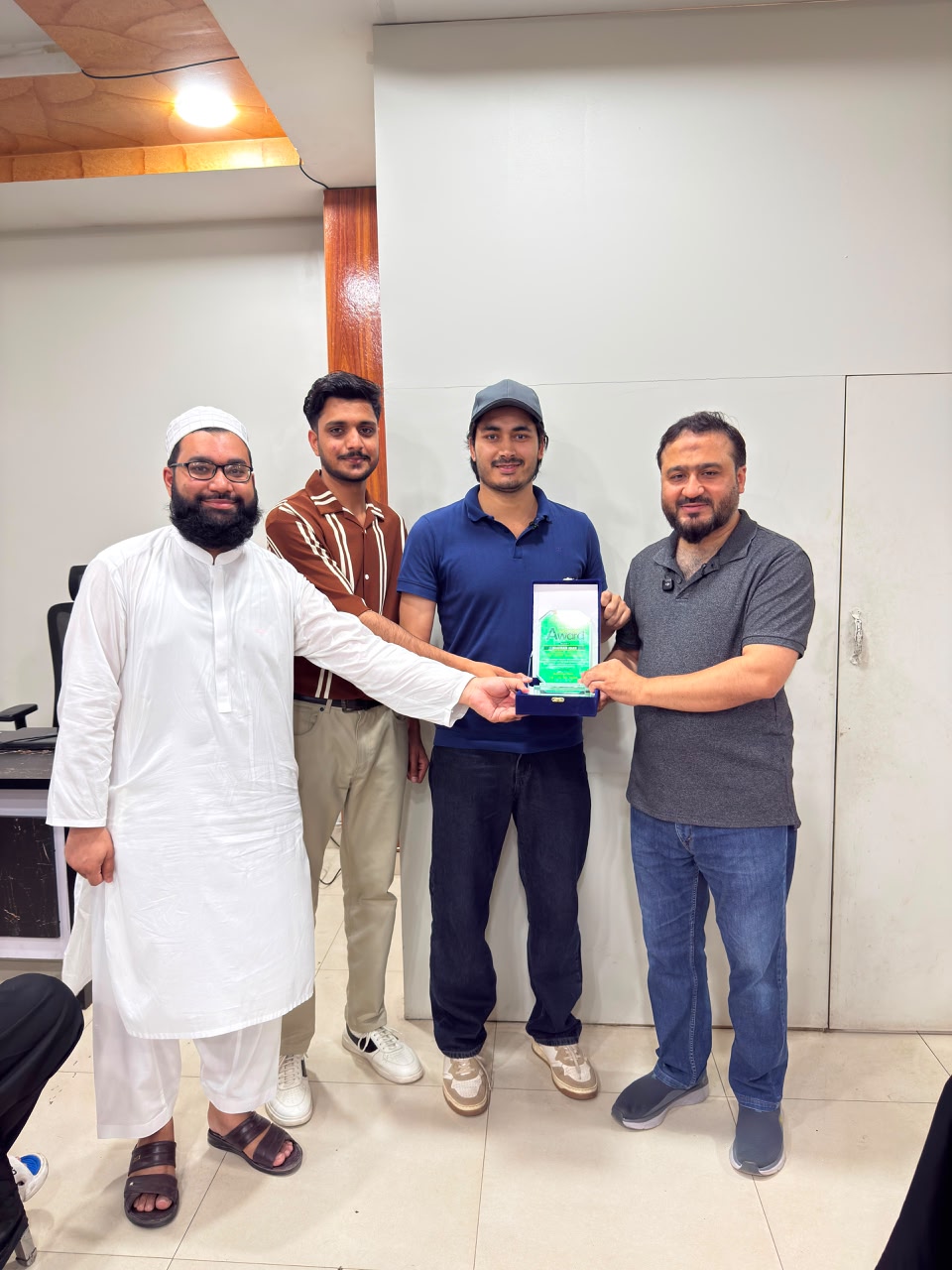 Shahnam Khan receiving a 7-Figure Seller Achievement Award